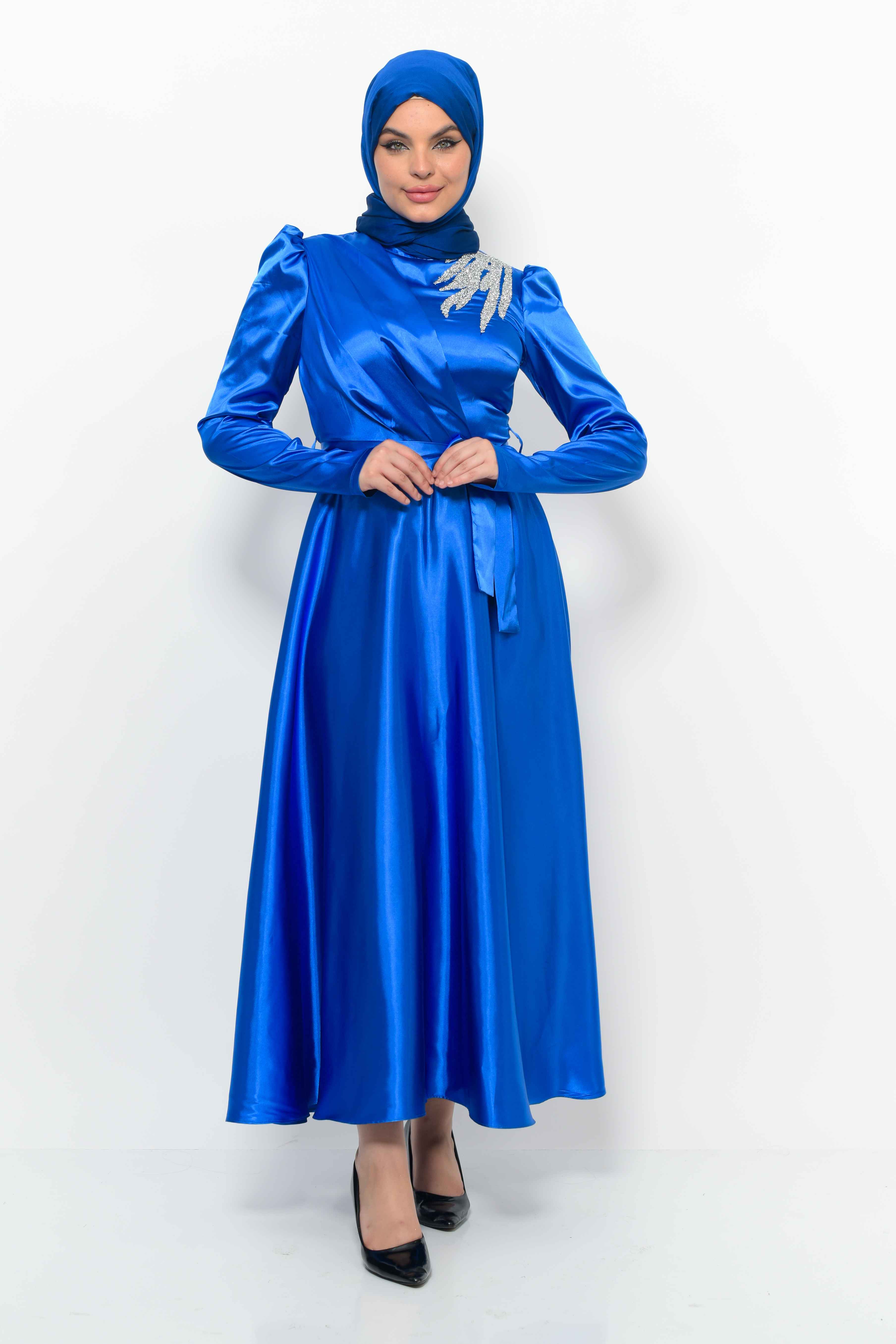8600 - Omuzu Taşlı Saten Tasarım Elbise Abiye